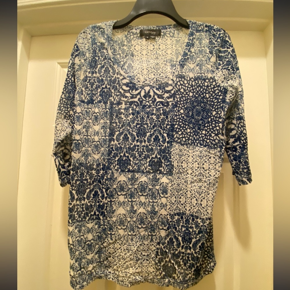 Karen Kane Sheer Mesh top. SZ 1X. Multiple blue and white tile pattern.